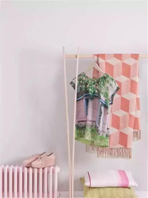 家里暖气片裸露在外面真心太丑,怎么解决它又看起来很美观?