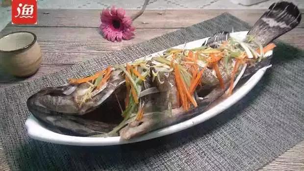 清蒸鱼的各类做法什么鱼清蒸好吃,这才是清蒸鱼的正确做法鲜嫩可口