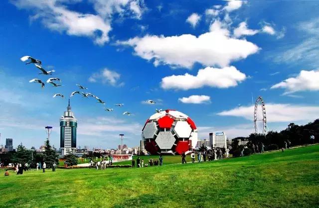 大连劳动公园的大足球有什么奥秘,劳动公园大足球在哪个门