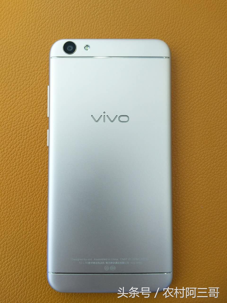 今天给大家开箱实拍vivoY66上手图