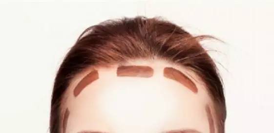 化妆只化上半部分的脸照片,最简单化妆步骤额头粉底