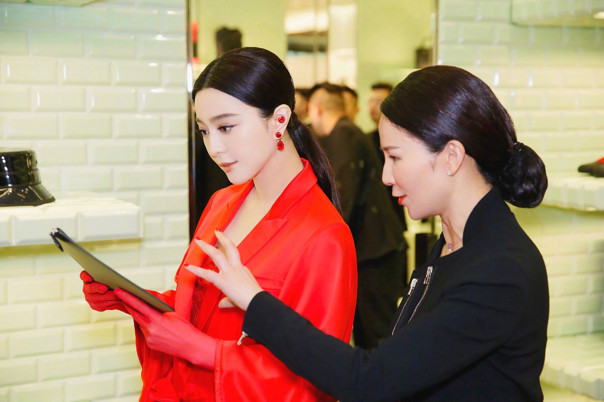 红色真的不好驾驭?那是你不会学范冰冰这样凹,其他颜色都不想穿