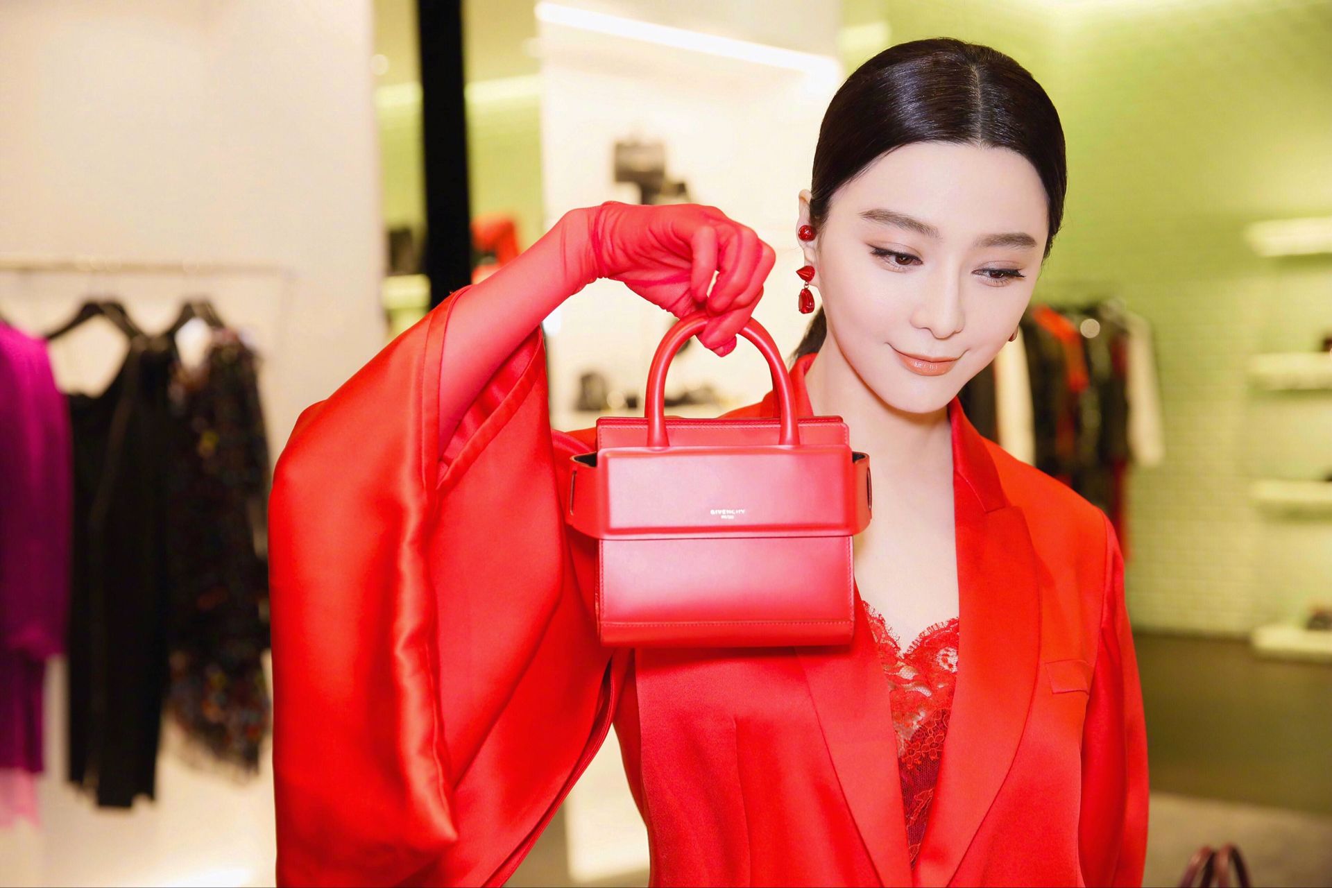 红色真的不好驾驭?那是你不会学范冰冰这样凹,其他颜色都不想穿