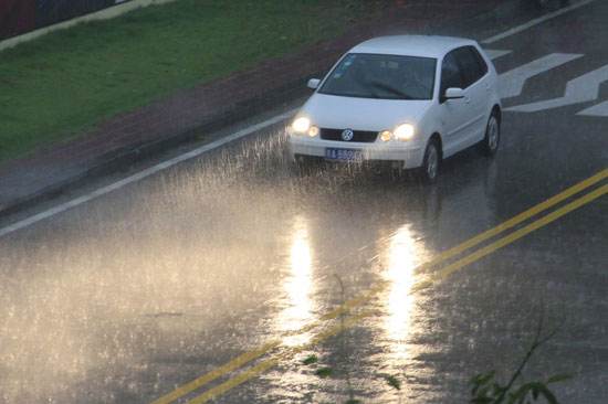 下暴雨怎么防止汽车进水,怎样防止自己爱车被水浸泡
