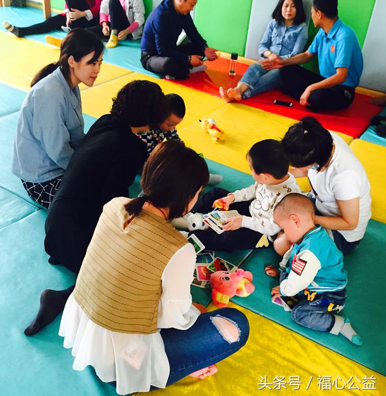 爱心志愿者慰问贫困儿童,志愿者走进养老院温暖关爱老年人