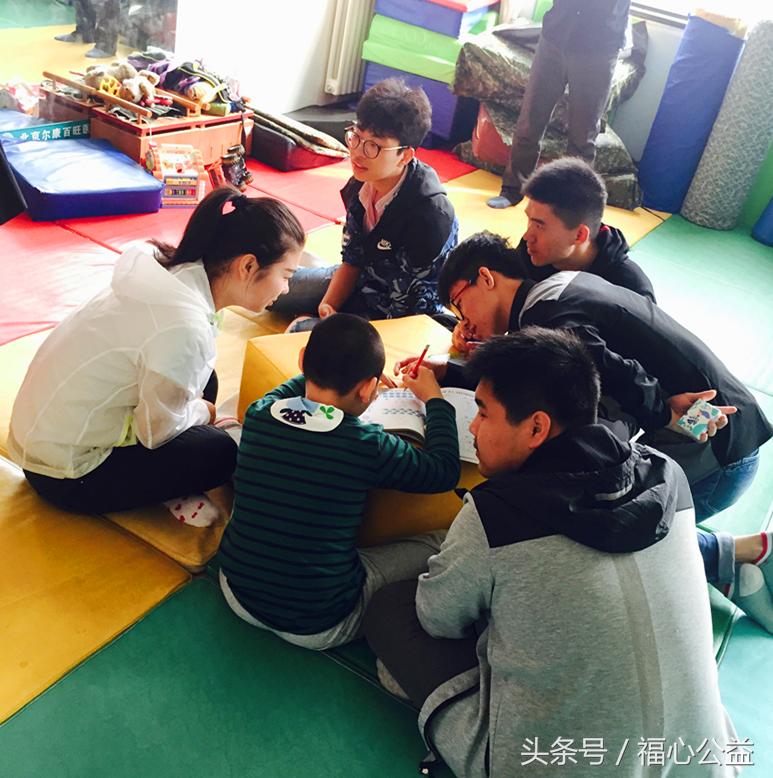 爱心志愿者慰问贫困儿童,志愿者走进养老院温暖关爱老年人