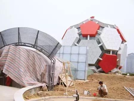 大连劳动公园的大足球有什么奥秘,劳动公园大足球在哪个门