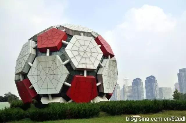 大连劳动公园的大足球有什么奥秘,劳动公园大足球在哪个门