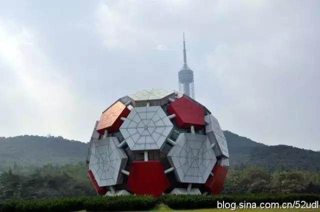 大连劳动公园的大足球有什么奥秘,劳动公园大足球在哪个门