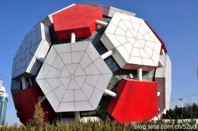 大连劳动公园的大足球有什么奥秘,劳动公园大足球在哪个门