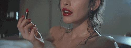 涂口红后吃饭正确的姿势,涂了口红喝水怎样才能不沾杯