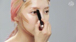 化妆只化上半部分的脸照片,最简单化妆步骤额头粉底