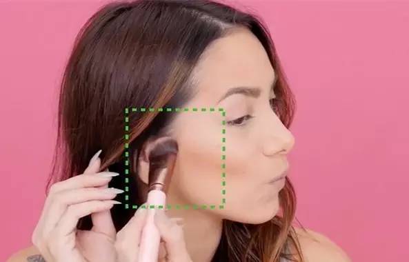 化妆只化上半部分的脸照片,最简单化妆步骤额头粉底