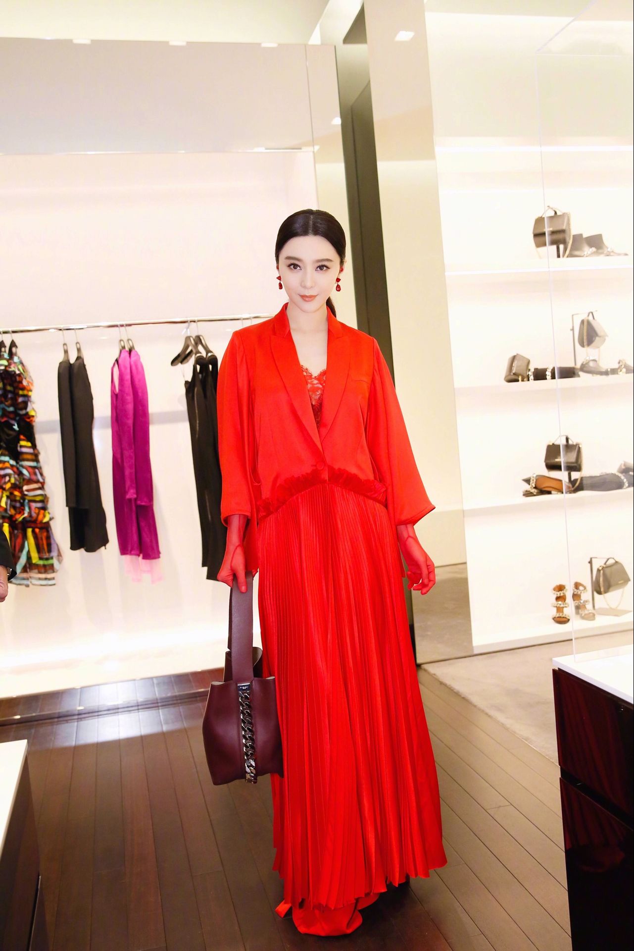 红色真的不好驾驭?那是你不会学范冰冰这样凹,其他颜色都不想穿