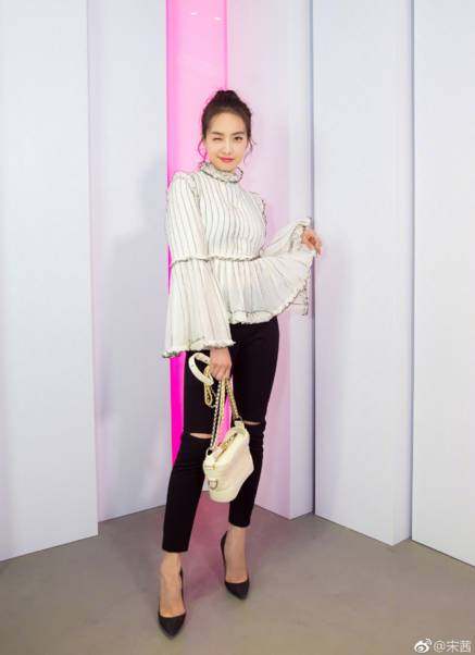 有一种惊艳叫宋茜的机场照,宋茜全黑造型酷帅亮相机场