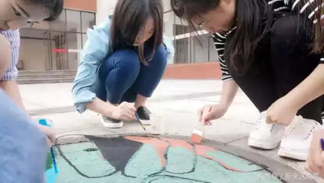 萌萌哒！新余某学校校园里的井盖换上”新衣服“啦，快来围观～