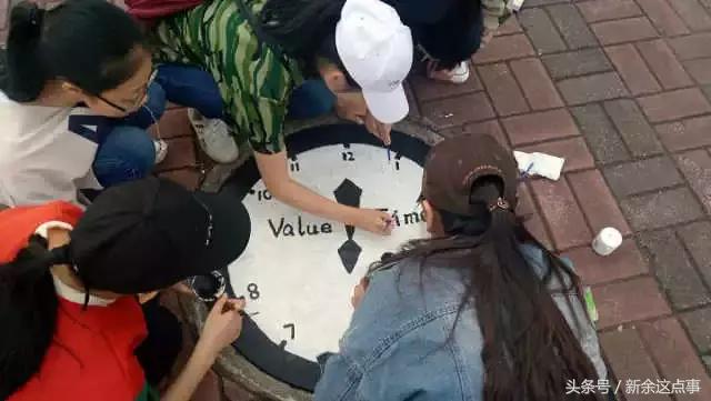 萌萌哒！新余某学校校园里的井盖换上”新衣服“啦，快来围观～