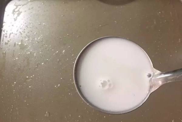 正宗广东肠粉做法和配料视频教程,广东两块钱一份的肠粉怎么做的