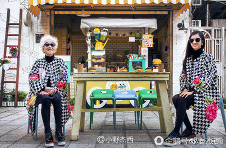 男子骑电瓶车失控撞上路边小哥,男子骑电动车撞上路边停放车受伤