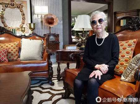 男子骑电瓶车失控撞上路边小哥,男子骑电动车撞上路边停放车受伤