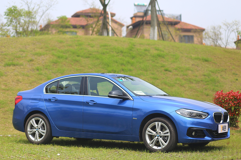 全新bmwx1实车,全新bmw1系两厢