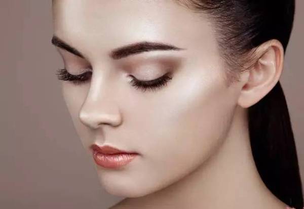 化妆只化上半部分的脸照片,最简单化妆步骤额头粉底