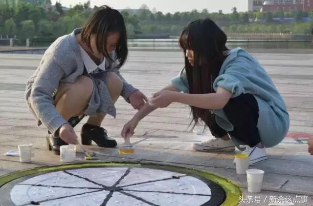 萌萌哒！新余某学校校园里的井盖换上”新衣服“啦，快来围观～