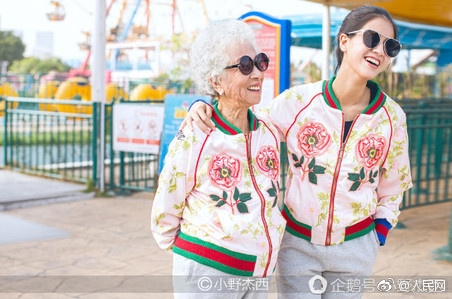 男子骑电瓶车失控撞上路边小哥,男子骑电动车撞上路边停放车受伤