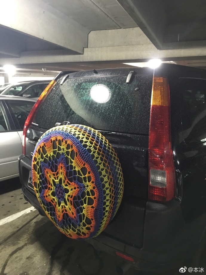 男子骑电瓶车失控撞上路边小哥,男子骑电动车撞上路边停放车受伤