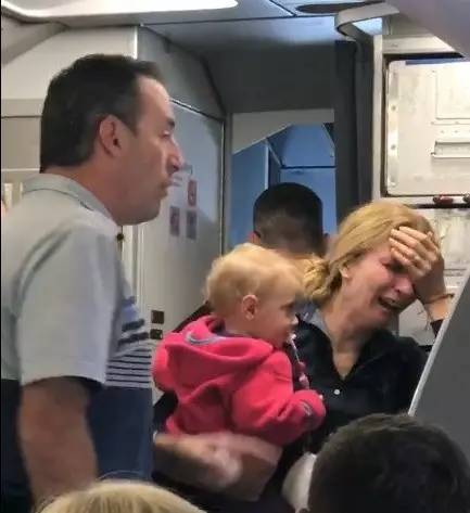 美国航空又出恶性事件！空乘抢夺婴儿车撞伤母亲，还约架乘客