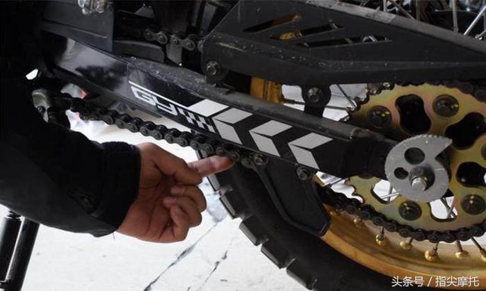 弯梁摩托车链条松紧怎么调,125摩托车链条怎么调松紧