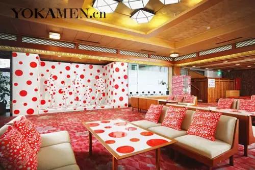 草间弥生跨界玩室内设计,你敢住进这样扎眼的房间吗?!