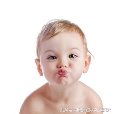 小孩胳膊有黑白花斑,小孩有一块血斑