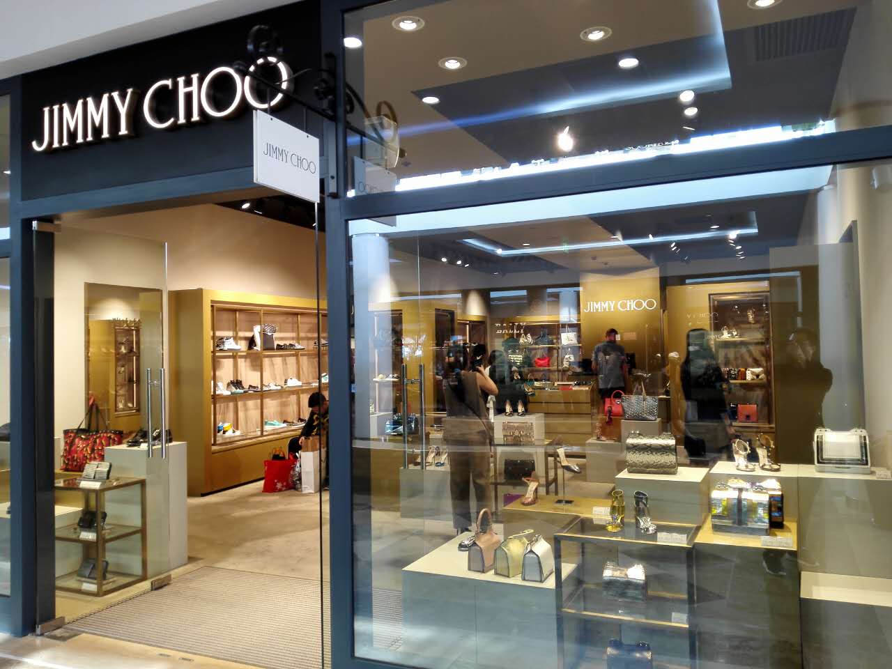 你还在找人名品代购?out了,隐藏在浦东乡村中的购物天堂