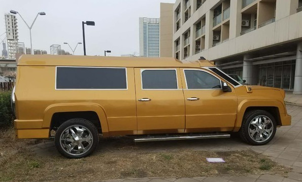 900万越野怪物车标是个Z,架机枪敢上战场,车里居然有个酒吧