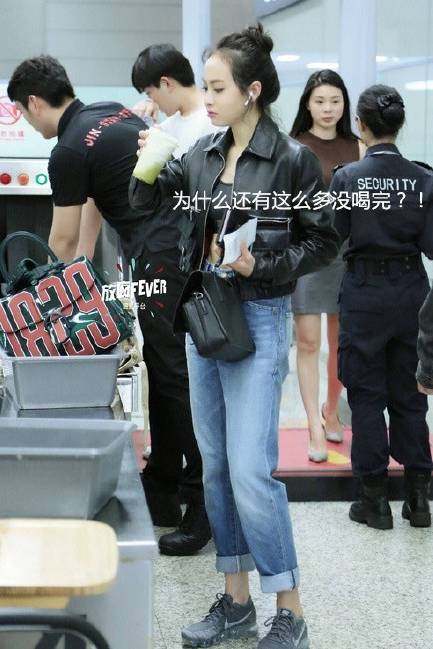 有一种惊艳叫宋茜的机场照,宋茜全黑造型酷帅亮相机场
