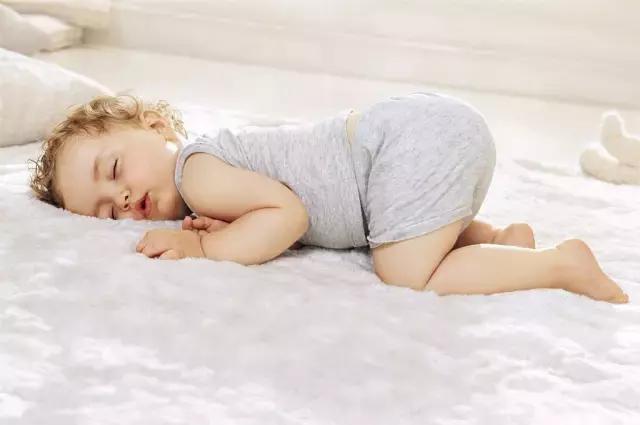 宝宝的正确睡姿新手妈妈一学就会,宝宝正确睡姿该如何