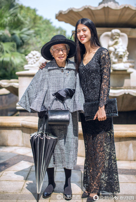 男子骑电瓶车失控撞上路边小哥,男子骑电动车撞上路边停放车受伤