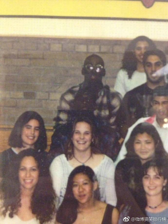 男子骑电瓶车失控撞上路边小哥,男子骑电动车撞上路边停放车受伤