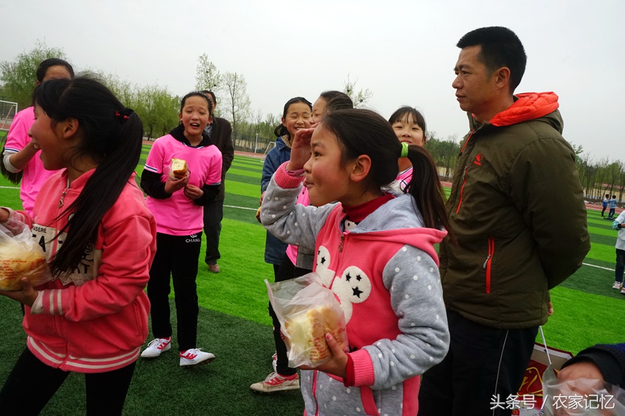 鲁山有个古村落,农村小学建支足球队,还挺像样