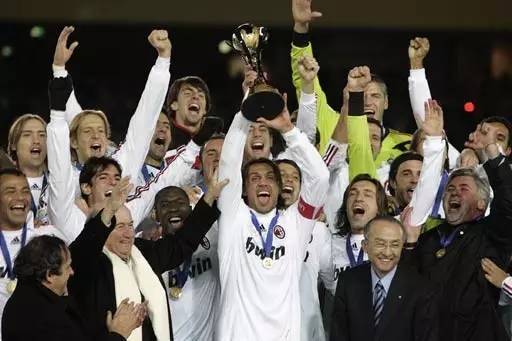 天下足球国际米兰三冠王纪录片,天下足球米兰卡卡