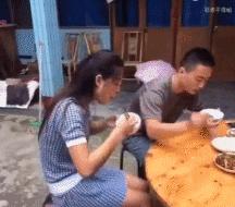 新娘心真大，这是打完游戏再回去拜堂的节奏啊