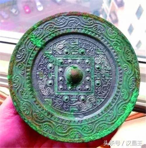 青铜器上的假锈如何鉴别,碱水能鉴别青铜器的锈的真假吗