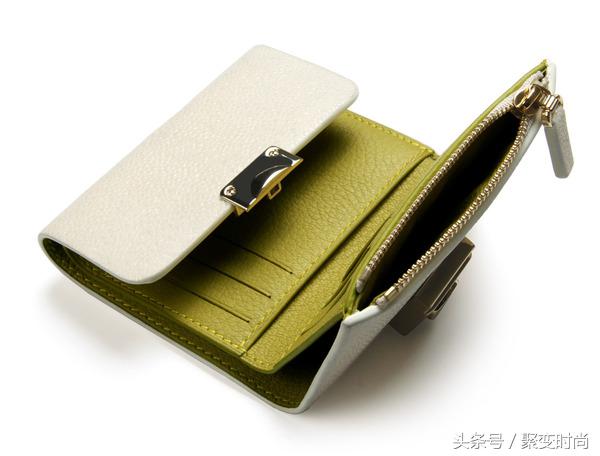 当遇上米色珍珠鱼皮具，珍珠鱼皮革的珍珠光彩才终于名副其实