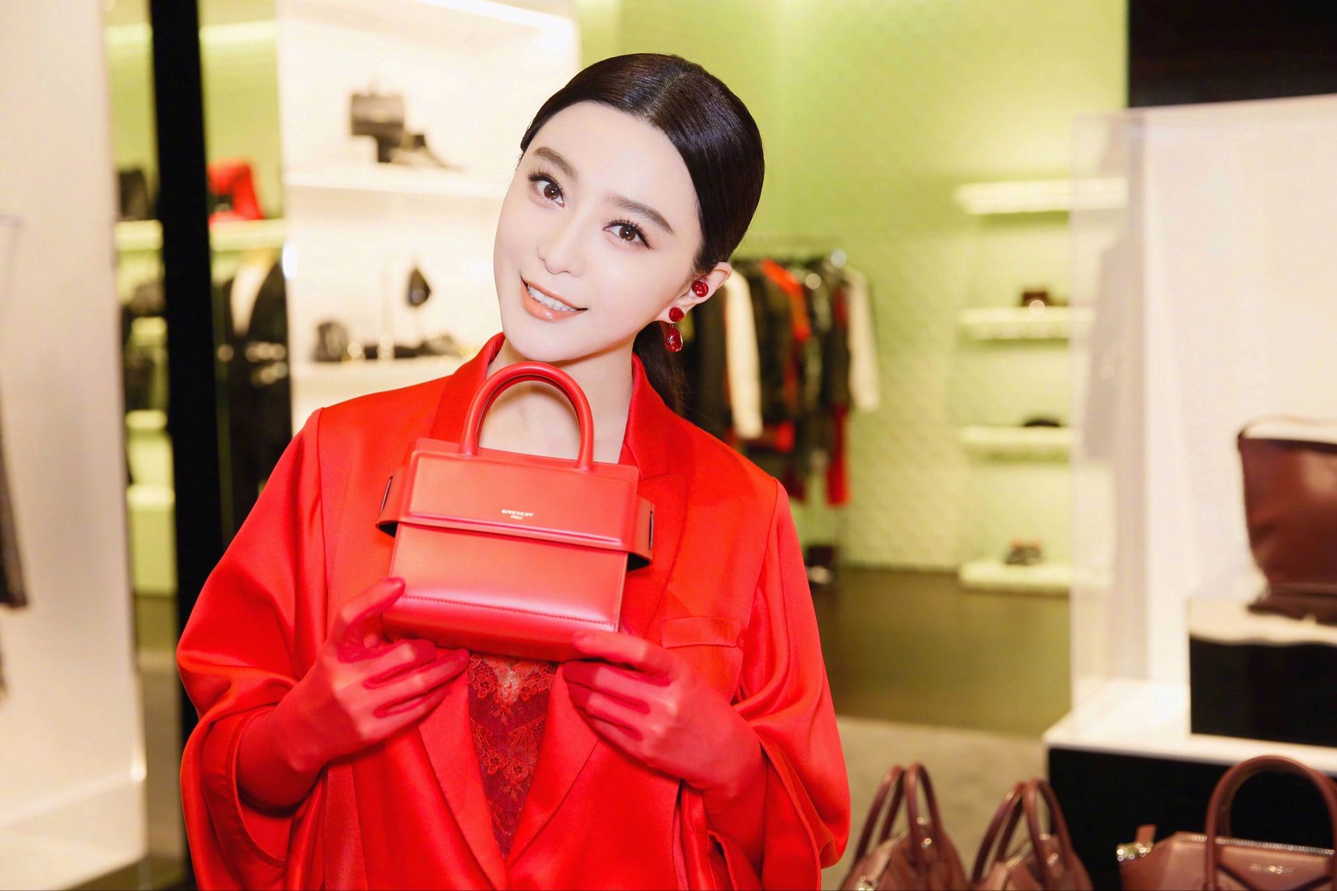 红色真的不好驾驭?那是你不会学范冰冰这样凹,其他颜色都不想穿