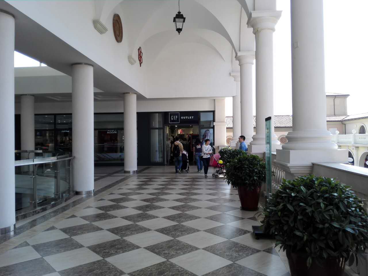 你还在找人名品代购?out了,隐藏在浦东乡村中的购物天堂