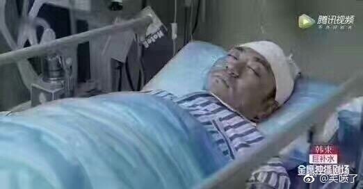 男子骑电瓶车失控撞上路边小哥,男子骑电动车撞上路边停放车受伤