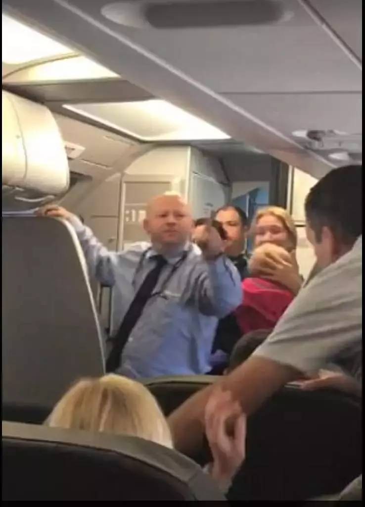 美国航空又出恶性事件！空乘抢夺婴儿车撞伤母亲，还约架乘客