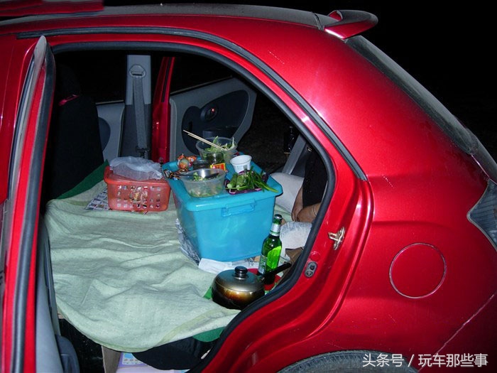 50后老夫妻自改房车,60岁夫妻自改床车自驾游