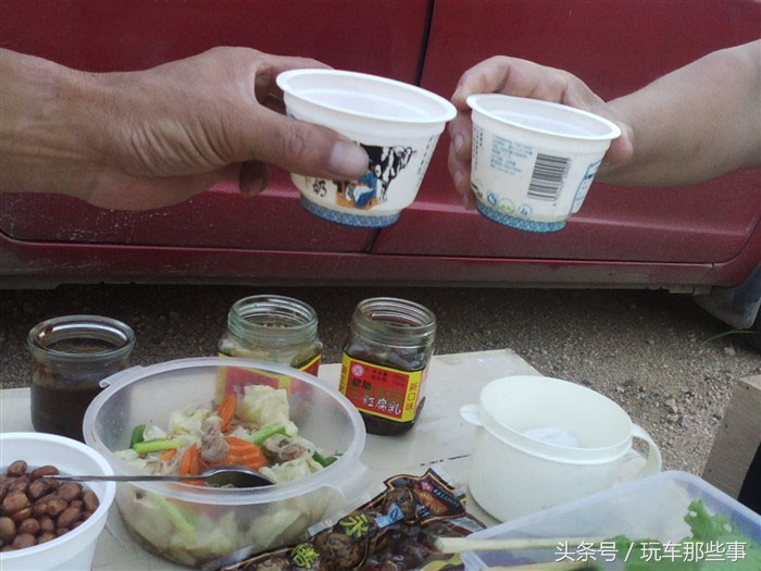 50后老夫妻自改房车,60岁夫妻自改床车自驾游